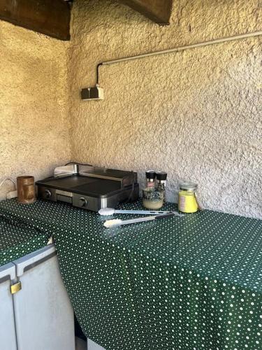 un comptoir vert avec un four grille-pain dessus dans l'établissement Maison familiale idéalement située avec tout le confort, à Nîmes