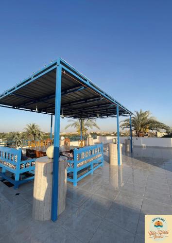 un padiglione blu con panche blu su un patio di Gîte Hôtel Gezira Louxor 2 a Luxor
