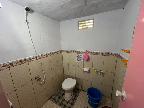 La salle de bains est pourvue d'une douche et de toilettes. dans l'établissement EL Homestay Bunaken, à Bunaken