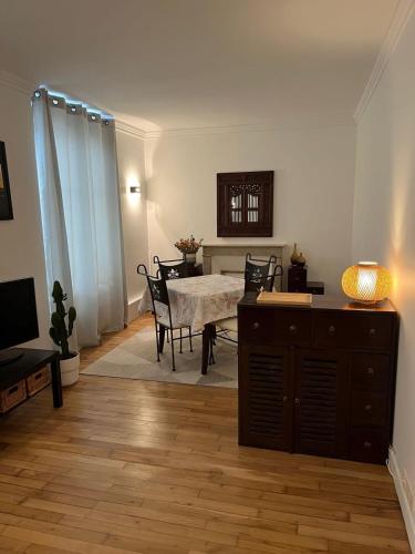 un salon avec une table et une salle à manger dans l'établissement Saint Antoine CityCosy, à Paris