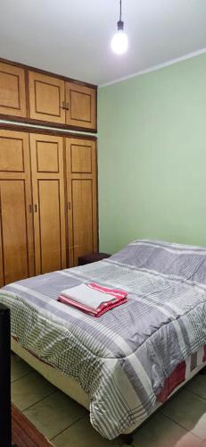 Un dormitorio con una cama con una toalla. en Luna de Belén en Belén