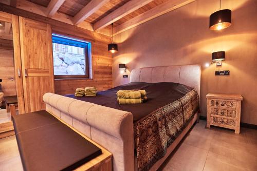 um quarto com uma cama grande num quarto em Ferienhaus Lotus II em Rieden