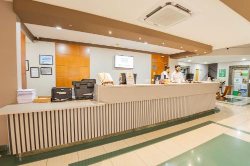 Lobi atau kawasan kaunter penerimaan di Hotel Golden Park Uberlandia By Nacional Inn