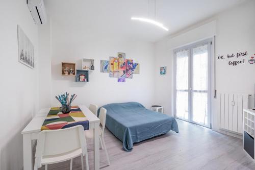 1 dormitorio con 1 cama, mesa y sillas en La Casa di Ciussi, en Bérgamo