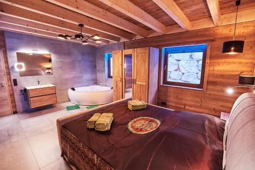 uma casa de banho com uma cama, uma banheira e um lavatório. em Ferienhaus Lotus II em Rieden