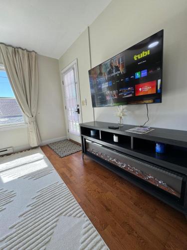 Central Lake Placid Hideawayにあるテレビまたはエンターテインメントセンター