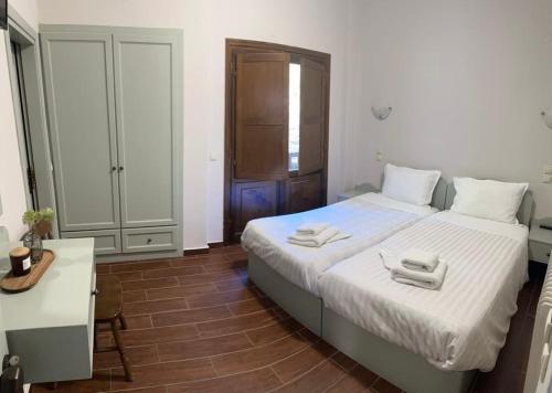 a bedroom with a bed with two towels on it at Via Ferrata Hotel in Prousós