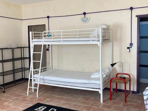 - un lit superposé blanc dans un dortoir avec une échelle dans l'établissement Grande maison à Gruissan - 13 couchages, salle de jeux, Wi-Fi, à côté du marché et restaurants - FR-1-784-12, à Gruissan