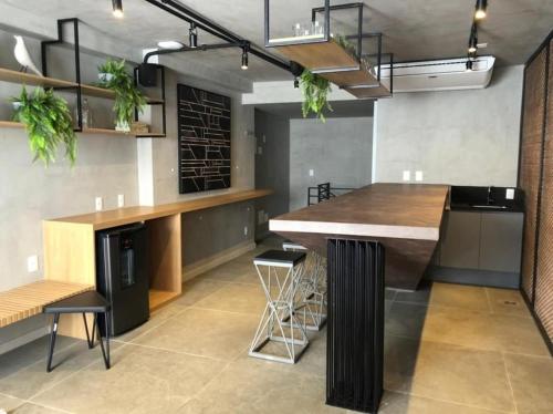 a kitchen with a counter and a bar with stools at RioDowntown - Rede Nosso Cantinho in Rio de Janeiro
