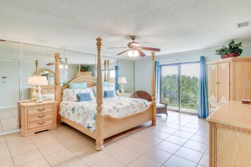 Katil atau katil-katil dalam bilik di Oceanfront Flagler Beach Home with Decks and Gas Grill