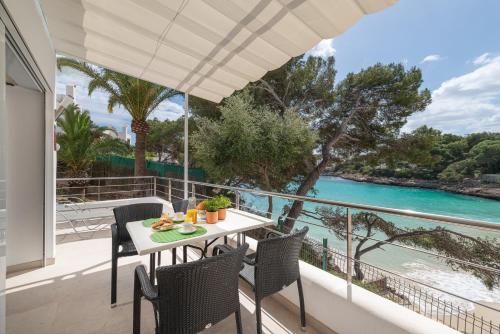 Πισίνα στο ή κοντά στο Apartamento en primera linea de la playa en Cala Dor