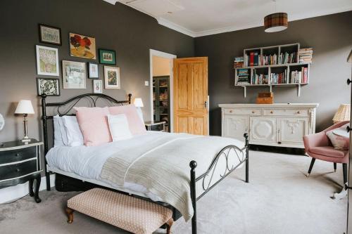 - une chambre avec un lit, une chaise et une étagère dans l'établissement 3 Bed - Luxury Peaceful Stay - Preston City Centre, à Preston