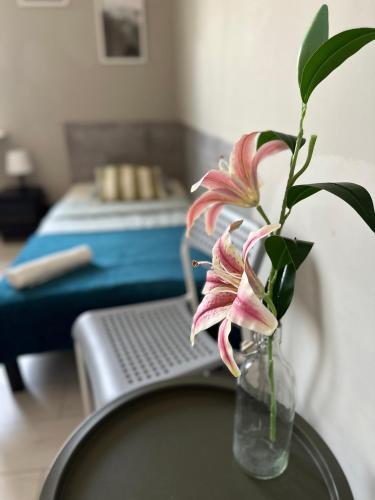 a vase with a flower sitting on a table at Szumi Las Bed & Breakfast in Józefów