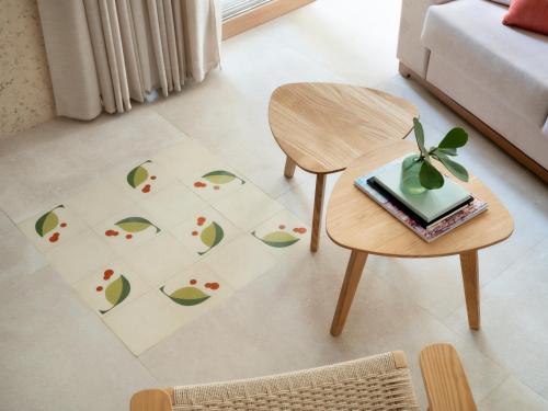 - un salon avec une table et une plante sur un tapis dans l'établissement Kimpton Las Mercedes, an IHG Hotel, à Saint-Domingue