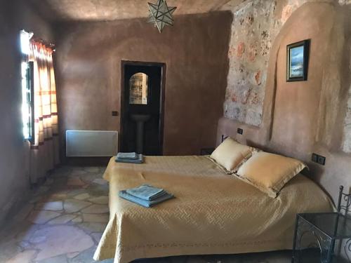 - une chambre avec un grand lit dans l'établissement Azzaouia Resort, à Tahla