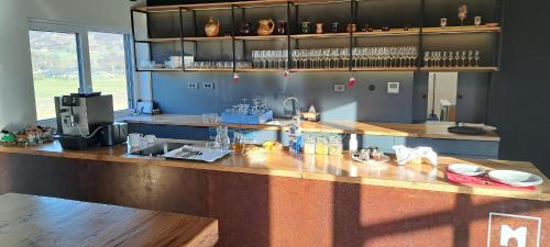 una cocina con una gran encimera de madera en WINERY AND APARTMENTS MAROF, en Bistrica ob Sotli