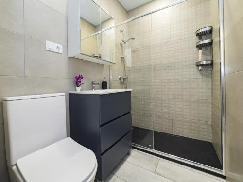 a bathroom with a toilet and a sink and a shower at Cubo's Casa Rural Maylu in Villafranco de Guadalhorce