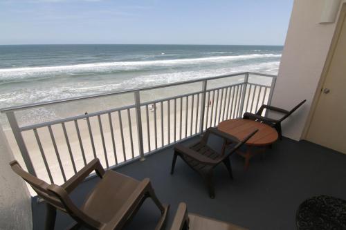 balcón con mesa, sillas y vistas al océano en Direct Oceanfront Condo, No-Drive Beach, Great Beach View From Private Balcony, en New Smyrna Beach