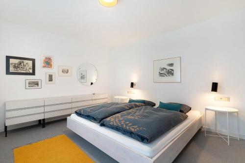 阿爾皮斯巴赫的住宿－Haus Erika，白色卧室配有床和镜子