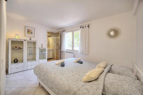 Ένα ή περισσότερα κρεβάτια σε δωμάτιο στο Le Bel - Jardin - Parking - VCA