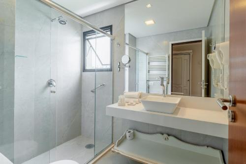 a bathroom with a sink and a shower at Pousada D'Biagy Premium in Campos do Jordão