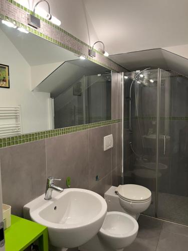 y baño con lavabo, aseo y ducha. en HAB Agostino, en La Spezia