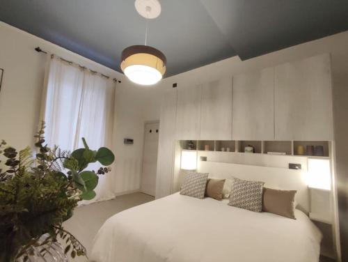 una camera da letto con un grande letto bianco e un soffitto di Incantevole Monolocale Balilla Centralissimo Int 3 a San Benedetto del Tronto