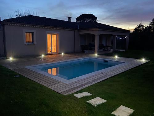 une piscine dans la cour d'une maison dans l'établissement Villa spacieuse avec piscine privé , Vallée du Lot, à Prayssac