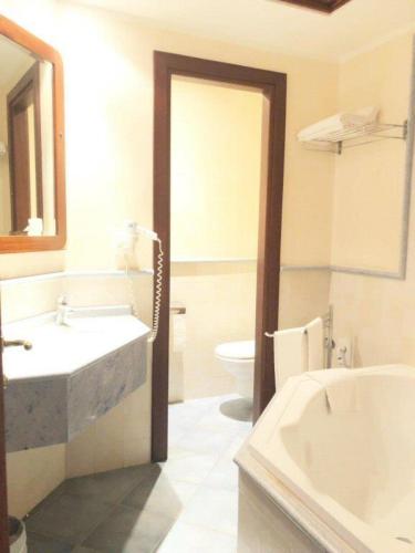 a bathroom with a sink and a tub and a toilet at Zì Maria in Marina di Cecina