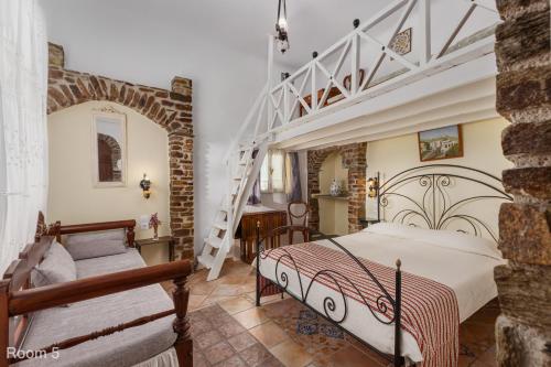 ein Schlafzimmer mit einem großen Bett und einer Leiter in der Unterkunft Voreades in Tinos