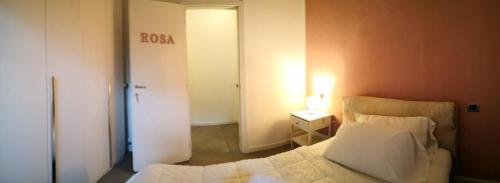 um quarto com uma cama e uma porta para um quarto em Bergamo Centro Residence em Bérgamo