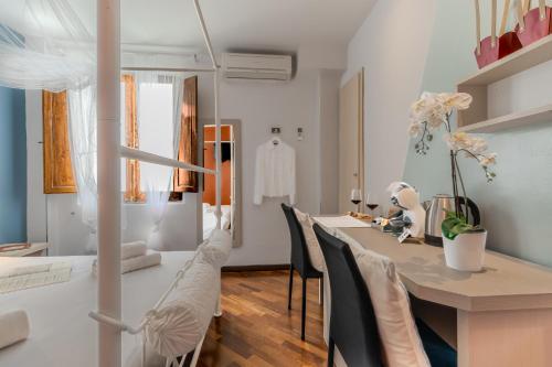 - une salle à manger avec une table, des chaises et un miroir dans l'établissement Il Panoramico Rooms, à Cagliari