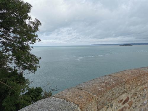 - une vue sur l'océan depuis un mur en pierre dans l'établissement rouquoubelle, à Conilhac-Corbières