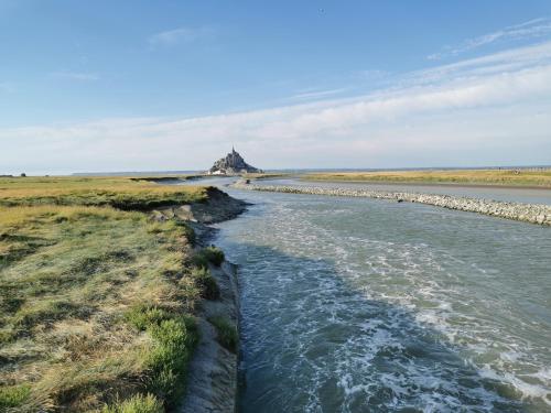 une masse d'eau avec un littoral rocheux dans l'établissement rouquoubelle, à Conilhac-Corbières