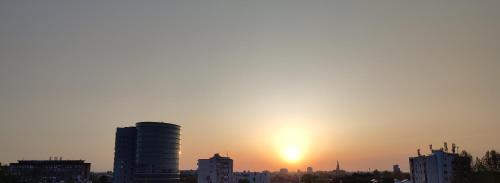 panoramę miasta z zachodem słońca na horyzoncie w obiekcie Apartman Sunset w mieście Osijek