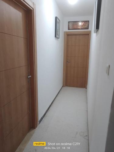 korytarz z drzwiami i pokojem w obiekcie F3 belle vue w mieście 'Aïn Benian