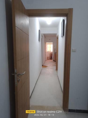 korytarz prowadzący do pokoju z korytarzem prowadzącym do pokoju w obiekcie F3 belle vue w mieście 'Aïn Benian