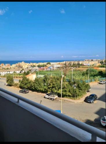 widok z balkonu parkingu w obiekcie F3 belle vue w mieście 'Aïn Benian