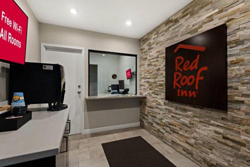 Red Roof Inn Carson - Wilmington, CAにあるテレビまたはエンターテインメントセンター