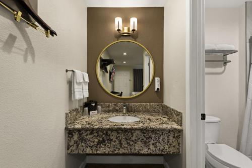 Red Roof Inn Carson - Wilmington, CAにあるバスルーム