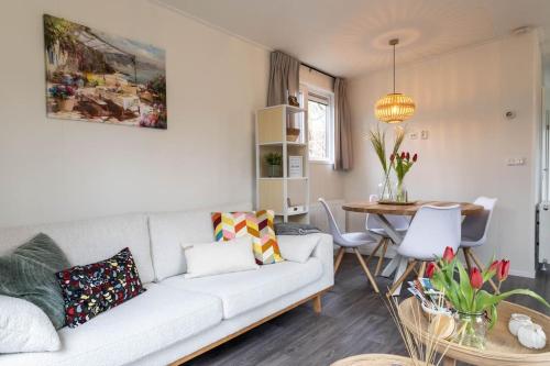 Posezení v ubytování Gezellig modern chalet midden op de Veluwe