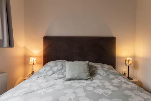 Postel nebo postele na pokoji v ubytování Gezellig modern chalet midden op de Veluwe