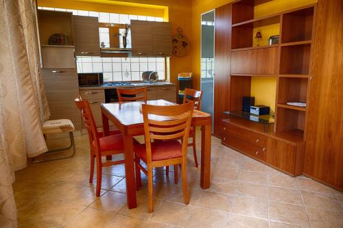 una cucina con tavolo da pranzo e sedie di VILLA SOFIA a Montenero di Bisaccia