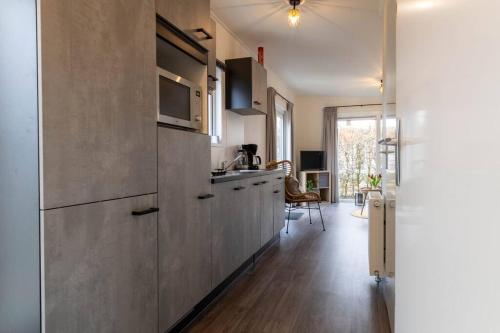 Kuchyň nebo kuchyňský kout v ubytování Gezellig modern chalet midden op de Veluwe