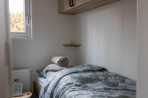 Postel nebo postele na pokoji v ubytování Gezellig modern chalet midden op de Veluwe