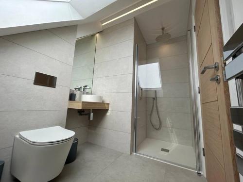 La salle de bains est pourvue d'une douche, de toilettes et d'un lavabo. dans l'établissement The Nest, à Uffington