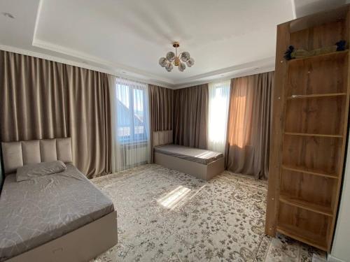 ビシュケクにあるRauza Guest Villaのベッドルーム(ベッド1台、窓付)