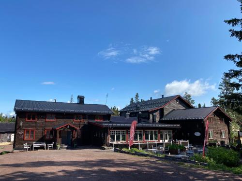 a large brick building with a large at Olarsgården Hotell in Lindvallen