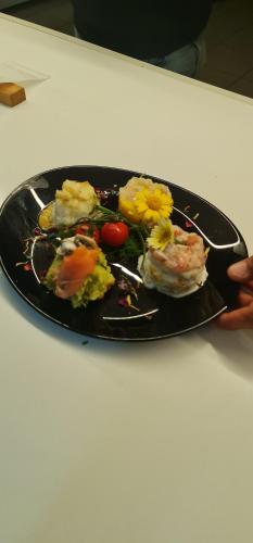 Comida en o cerca de este hotel
