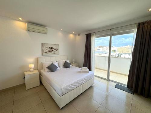 Ένα ή περισσότερα κρεβάτια σε δωμάτιο στο Penthouse -Centre of Sliema - Best View in Malta